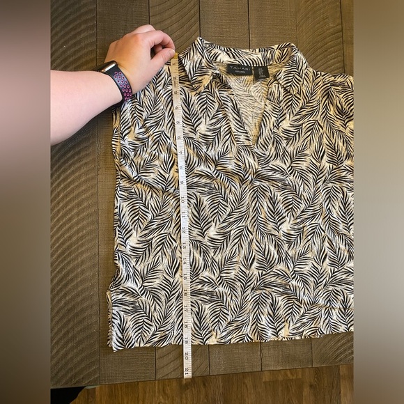 Tahari 100% linen palm leaf tropical style drop shoulder v-neck shirt - Picture 6 of 6